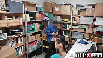 تايلور ماي متلبسة تسرق، معاقبة بنيك مكتب جامد.