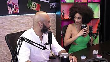 Eu, Paloma e Andre vivemos uma aventura quente no Sensualcast. Parte 1 revela nossa química intensa.