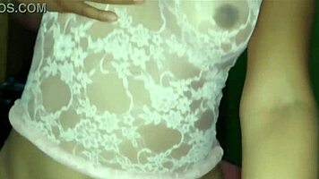 Vecina cachonda me invita a follar en casa