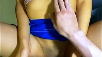 la colegiala se quedó en el apartamento de su amigo después de una noche de fiesta y aunque ella no quería nada más que estudiar pero él tenía otros planes