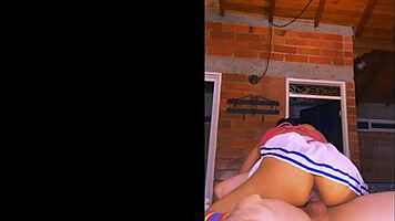 La colegial más atrevida se escapó con su novio para una noche de aventuras y pasión