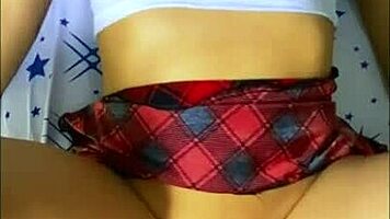 La madrastra obsesionada invitó al amigo de su hijastrastro para seducirlo y fantasías oscuras