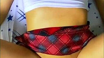 La madrastra obsesionada invitó al amigo de su hijastrastro para seducirlo y fantasías oscuras