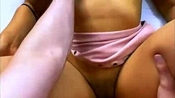 La madrastra se puso caliente y su hijastro la agarró del pelo. ¡Tuve que nalguearla otra vez!