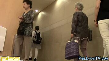 Japonesas jóvenes pilladas agachadas meando en público al aire libre