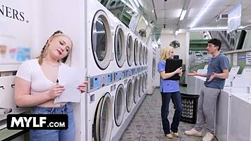 Hei, mau lihat ibu tiri blonde dan anak tiri bang cowok muda 18+?