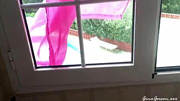 Ταξίδι στην Ibiza γίνεται άγριο με νεαρή ξανθιά σε σχισμένα ρούχα στην ισπανική παραλία