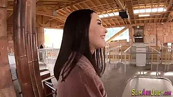 big butt hottie enjoys pussy licking