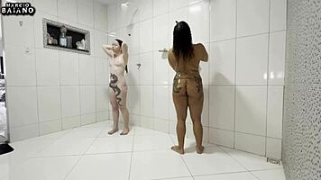 o padrasto negro entra no banho e come sua enteada e sua namorada sem camisinha