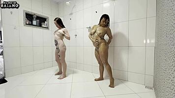 o padrasto negro entra no banho e come sua enteada e sua namorada sem camisinha