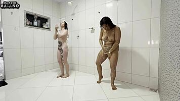 o padrasto negro entra no banho e come sua enteada e sua namorada sem camisinha