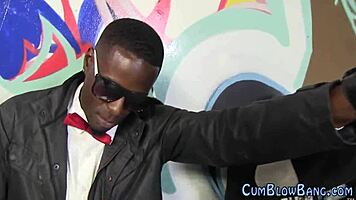 צעירה 18+ חזה קטן חוקרת זיון קבוצתי פרוע בהיי דפ