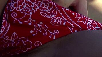 Sexet Brunette Pige Onanerer Våd Fisse I Tropisk Have