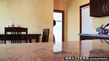 redhead mommy sarah jessie in peeping tom scene