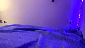 mujer tatuada culo grande dedeandose en su cama vagina humeda