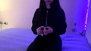 mujer tatuada culo grande dedeandose en su cama vagina humeda