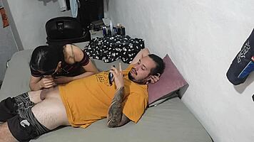 la vecina de mi novia mamando mi monster cock
