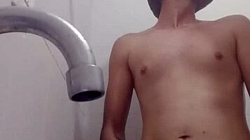 rico baño with big teen cock