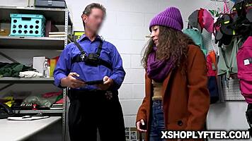 Офицер предлагает член пососать