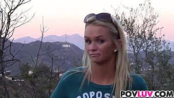 एमिली ऑस्टिन के साथ हाइकिंग में गड़बड़ हुई और उसके टाइट चूत ने बड़े लंड से रगड़ा