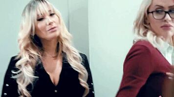 Шефът на мама Таша Рейн има горещ лесбийски екшън със заварена дъщеря Хейли Рийд