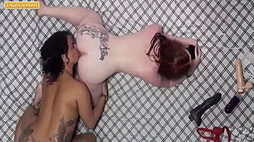 minha melhor amiga nunca esteve com uma garota entao eu mostrei a ela como pode ser divertido fiz a gostosa chupar meu grelo ate ficar duro e inchado