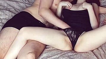 הדבר הכי מעניין מסתתר בתחתונים הסקסיים של הנערה בת 18+