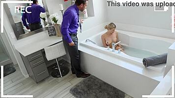 Нянята язди хуя на шефа, чука мократа си путка твърдо докато я разбие