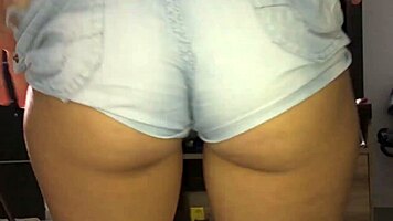 compañera de piso begs for cum in her mouth