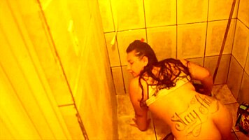 diario de uma atriz porno lavando o banheiro na quarentena 😏