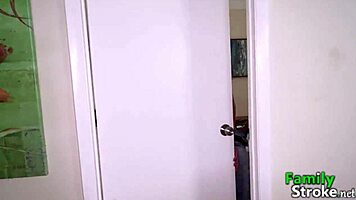 Făcând sex sălbatic cu fiii vitregi și sora vitregă în orgie kinky exotică