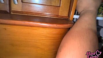 mi madrastra rubia y yo conversamos en la cocina y terminamos cogiendo