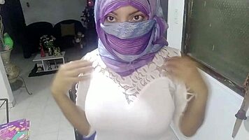 Sexy Arab milf squirts on webcam