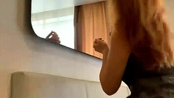 สาวแดงรัสเซียหนุ่มยั่วด้วยท่าเต้นเซ็กซี่หน้าคล้อง