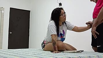 Mi Padrastro Sabe COMPLACER con Follada Épica