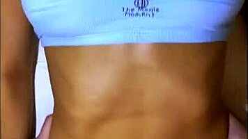 la estudiante de intercambio se qued en el apartamento de su tutor masculino y aunque su relacion era estrictamente profesional ella no podia evitar sentirse atraida por el