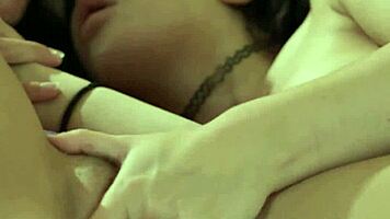 صديقات جين وايلد وأبريل أولسن الصدر كبير يغوصوا في احتكاك كساس