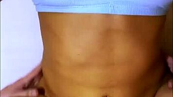 la estudiante de intercambio se qued en el apartamento de su tutor masculino y aunque su relacion era estrictamente profesional ella no podia evitar sentirse atraida por el