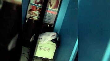 Me encanta chuparte la polla sin cond�n se siente rico - madrastra cachonda espera a su hijastro en la habitaci�n para lamer pija