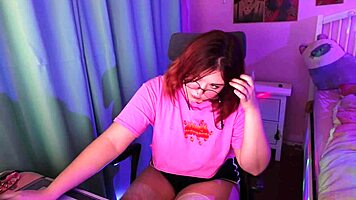 Watch this cute BBW moan with toys on webcam?
