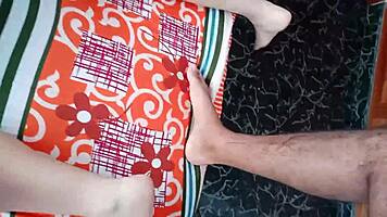 le ayudo a mi caliente prima a que aprenda con mi polla me aprovecho de mi jovencita prima le meto los dedos en su lindo co�o y le lleno de leche su culo hasta que ya no puede mas