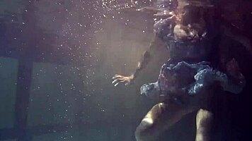 big bouncing tits underwater in the pool