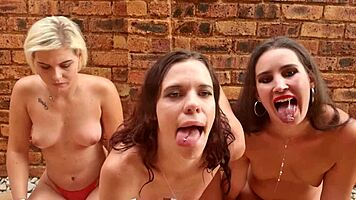 苍白金发瘦弱熟女享受湿润口水舌头戏