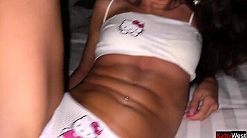 Nevlastní bratr proniká do mokré pičky v kalhotkách Hello Kitty