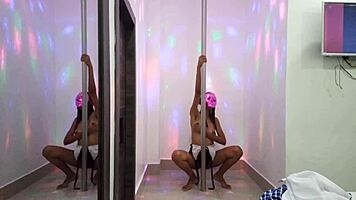 morena aprende a bailar sexy en tubo