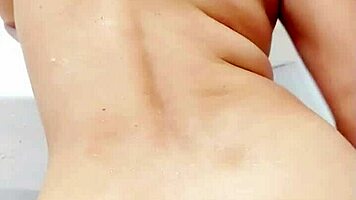 Putinha Novinha Japinha Rebolando E Mostrando O Cu Na Banheira De Motel