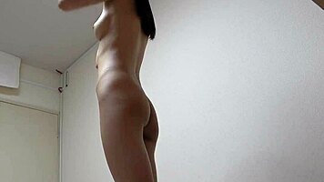 Szczupła Japonka zdejmuje obcisłe ciuchy na kamerce odsłaniając nagi tyłek