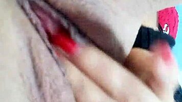 الزوجة اللاتينية الطيّعة تنشر ساقيها، تُمصّل بقوة حتى تصل إلى النشوة