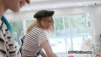 Peintres sexy sautent sur la grosse bite du modèle nu