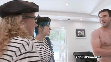 Peintres sexy sautent sur la grosse bite du modèle nu